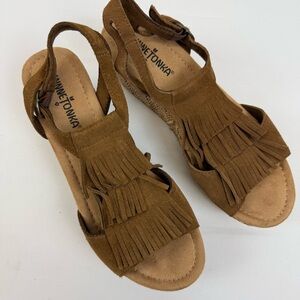 Minnetonka Central Leather Suede Moccasin Wedge Fringe Sandals Size 7 Brown